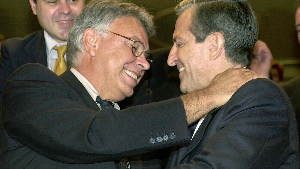 Los expresidentes españoles Felipe González y Adolfo Suárez, en 2002