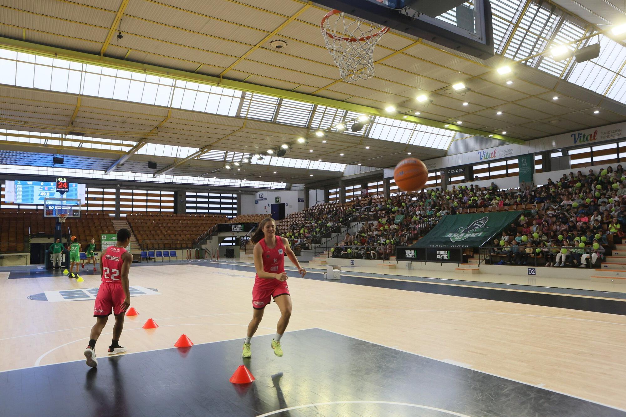 En imágenes: Entrenamiento del Araski en Mendizorroza con alumnos de Olabide