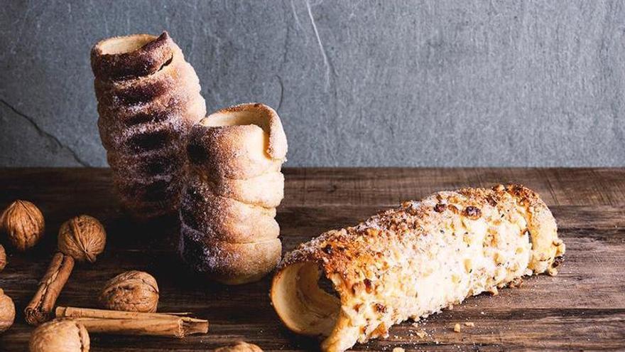 El kürtőskalács puede llevar nueces y almendras