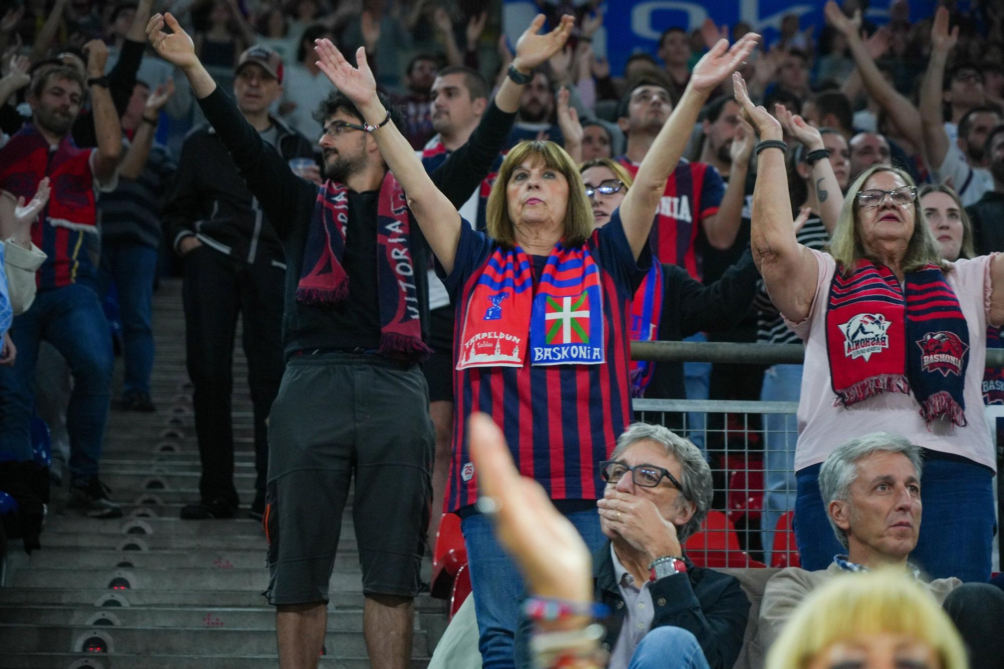 En imágenes: Ambientazo en el Baskonia-Partizan (¡Búscate en las fotos!)