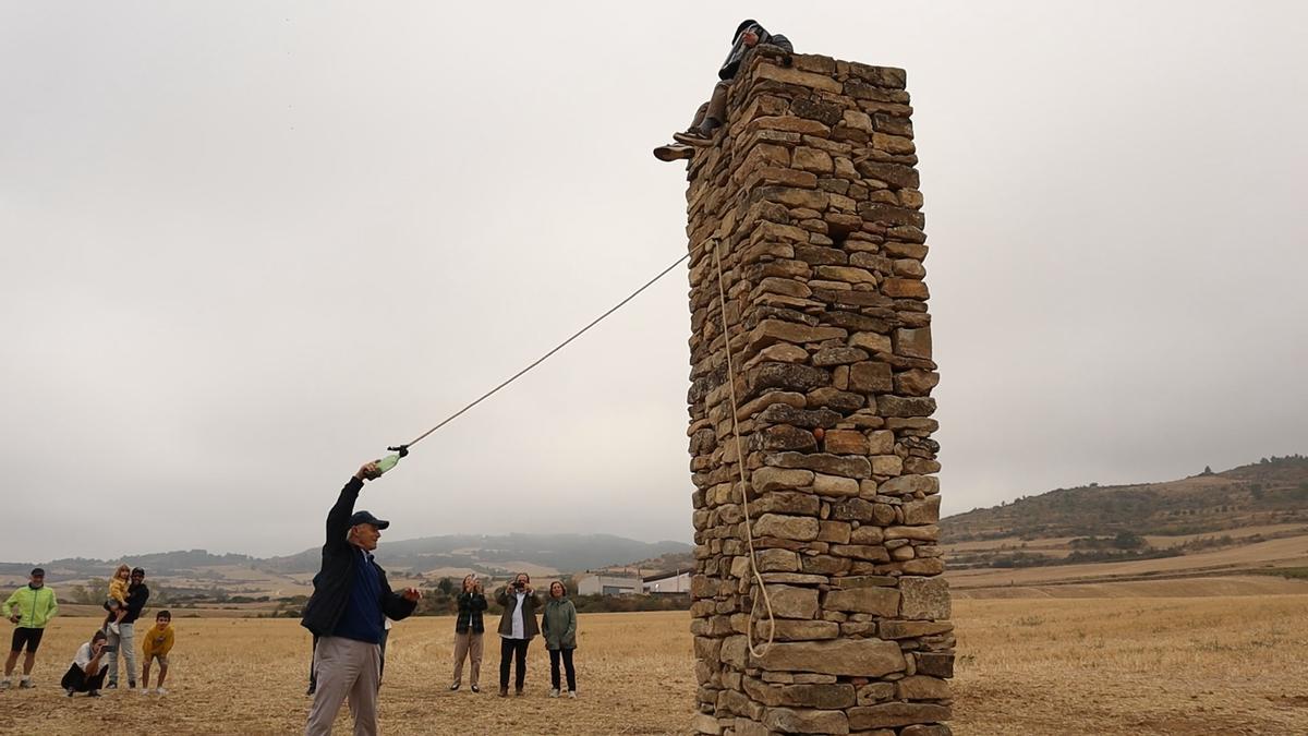 La columna del aire en un campo de cereal de Artazu.