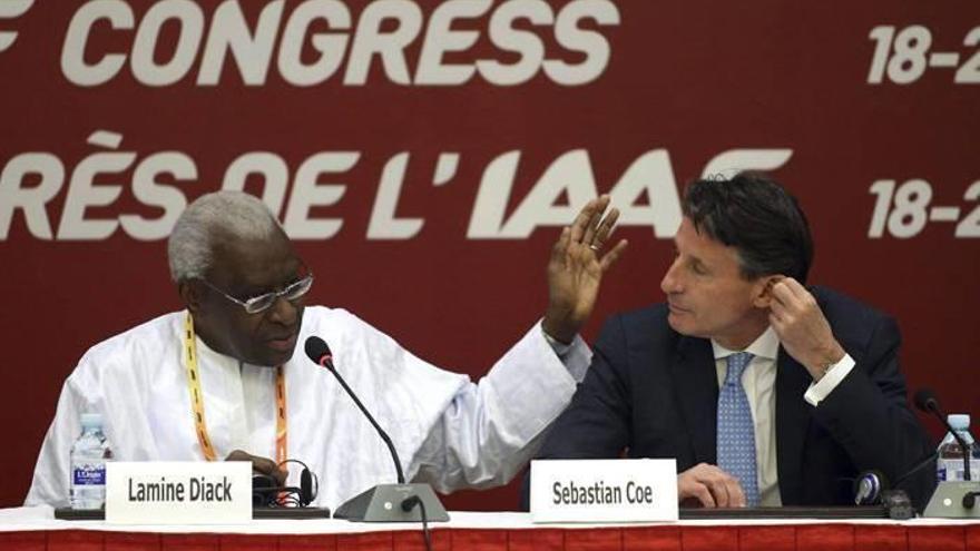 Diack habla con Sebastian Coe.