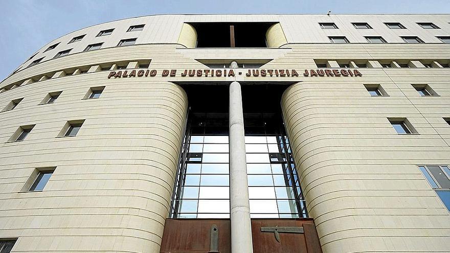 Condenado en Pamplona un repartidor de comida que volvió a casa de una clienta quejosa para amenazarla de muerte