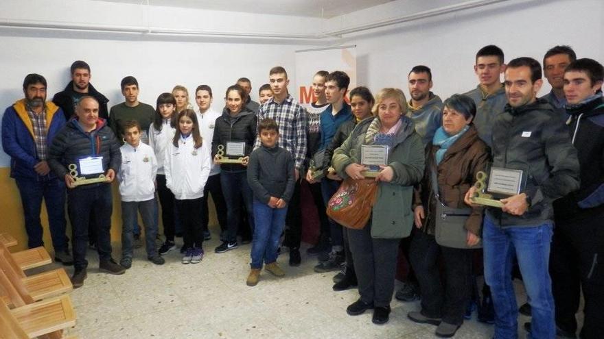 Foto de familia de los y las mejores deportistas de Sakana de 2018 tras recibir sus premios este fin de semana en Ihabar.