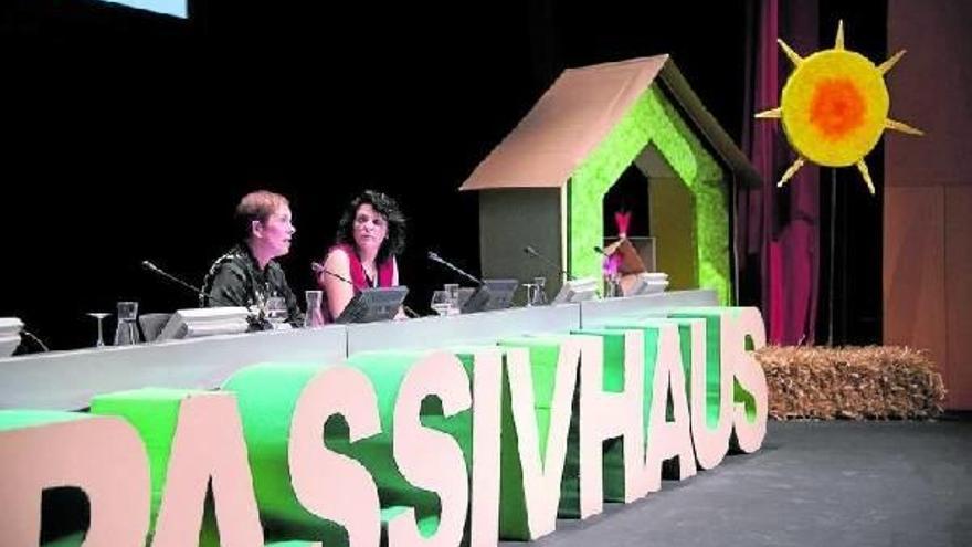 La presidenta del Gobierno de Navarra, Uxue Barkos, interviene junto a la presidenta de la Plataforma de Edificación Passivhaus, Adelina Uriarte.