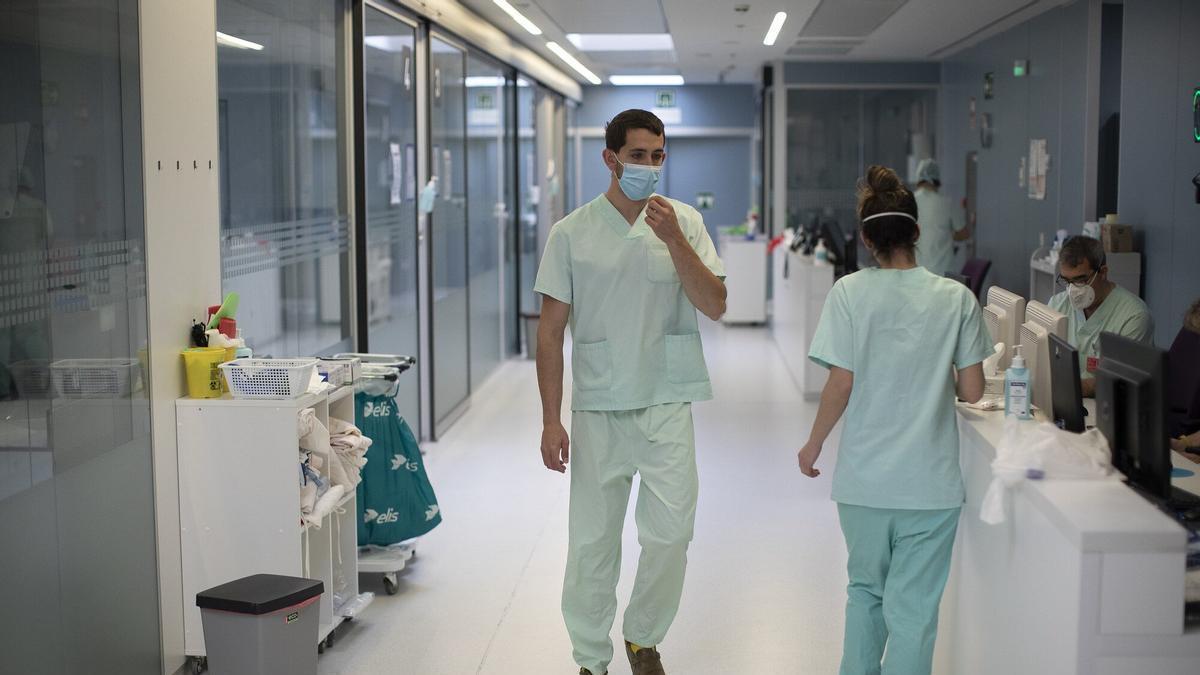 Sanitarios trabajando en la Unidad de Cuidados Intensivos (UCI) del Hospital Universitario de Navarra (HUN)