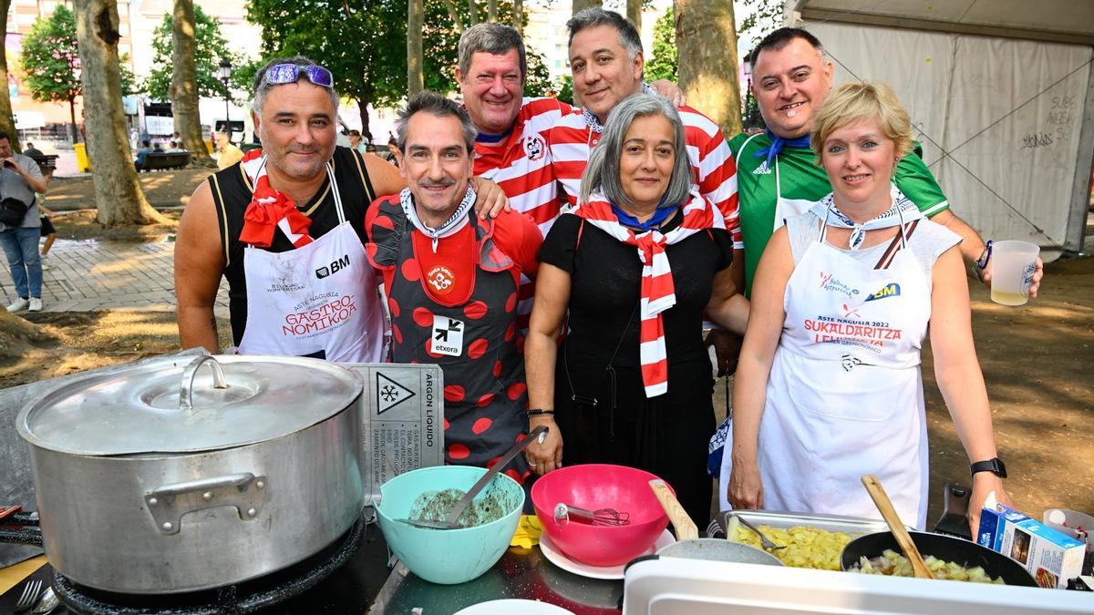 Los cocineros de Txomin Barullo: José Luis, Aitor, Isidro, Roberto, Mari Carmen, Juan Luis y Susana.