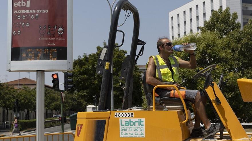 Así es trabajar en plena ola de calor en las calles de Pamplona: "Lo más duro de nuestro trabajo es el sol"