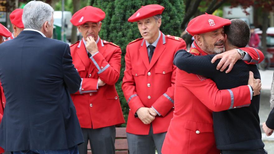 Compañeros de la Policía Foral arropan a las familias de los cinco agentes fallecidos