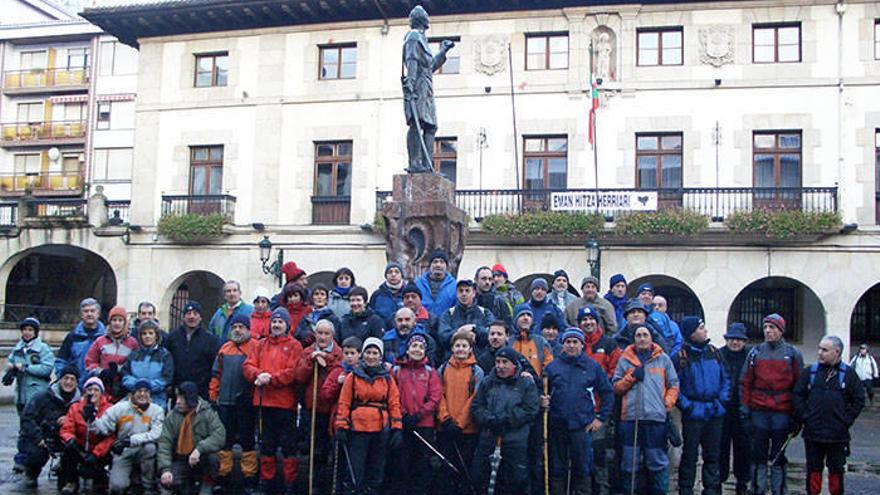 La salida anual dará comienzo una vez más frente a la estatua de Don Tello ante el consistorio.