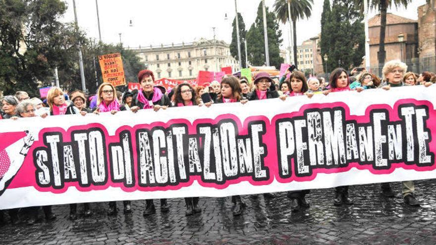 Unas 150.000 mujeres protestan en Roma contra la violencia machista