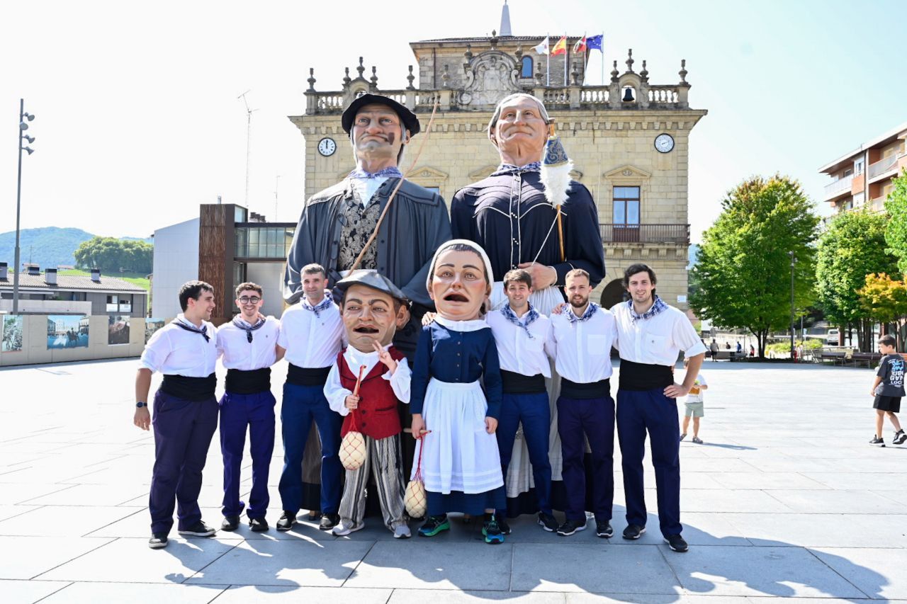 Gran ambiente en el desfile de la Euskal Jira de Irun