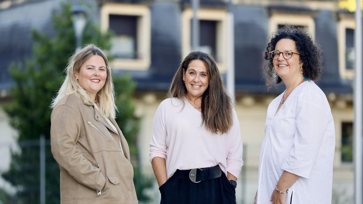 Ainhoa Unibaso, directora comercial de Bexen Cardio, Isabel de Lope, periodista y directora comercial de NOTICIAS DE GIPUZKOA, y la cardióloga Irene Rilo.