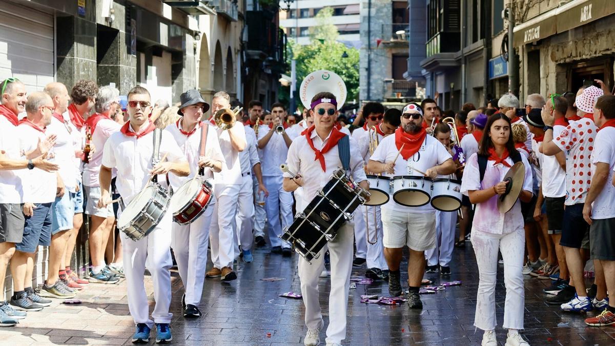 Imagen de la Txaranga Mauxitxa recorriendo las calles de Elgoibar, celebrada este lunes por todo lo alto.