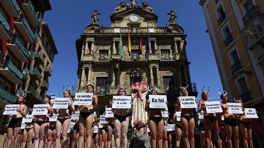 Protesta antitaurina en Pamplona bajo el lema de “Tauromaquia es pecado”