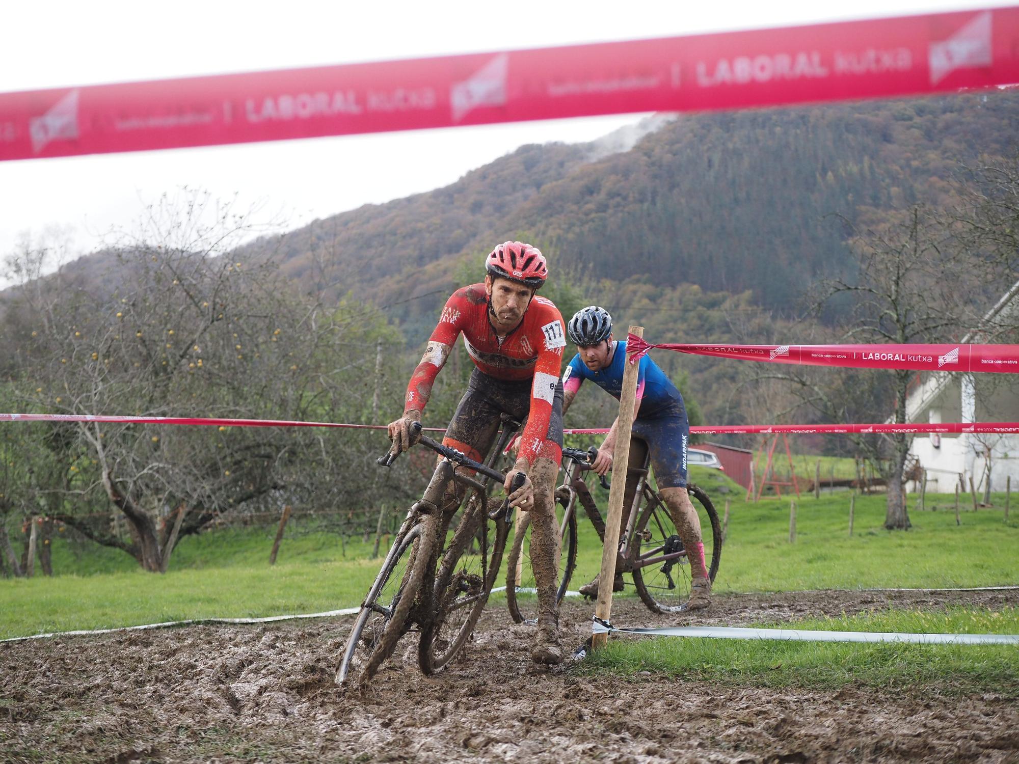 El barro se sumó al espectáculo de ciclocross en Elgoibar
