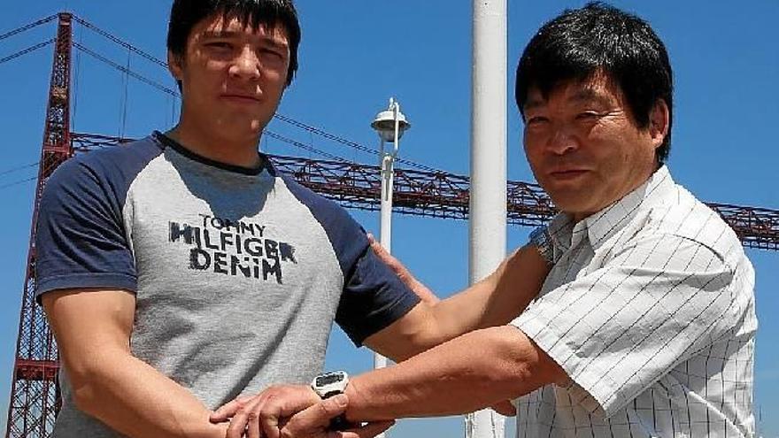Kiyoshi posa junto a su padre, Tatsumi, con el Puente Colgante de fondo.