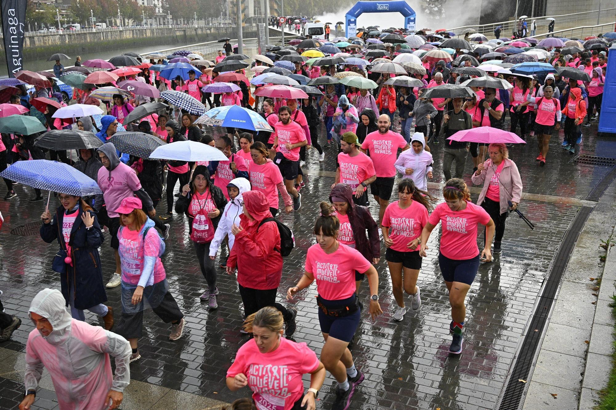 En imágenes: los paraguas tiñen la marea rosa de Bilbao