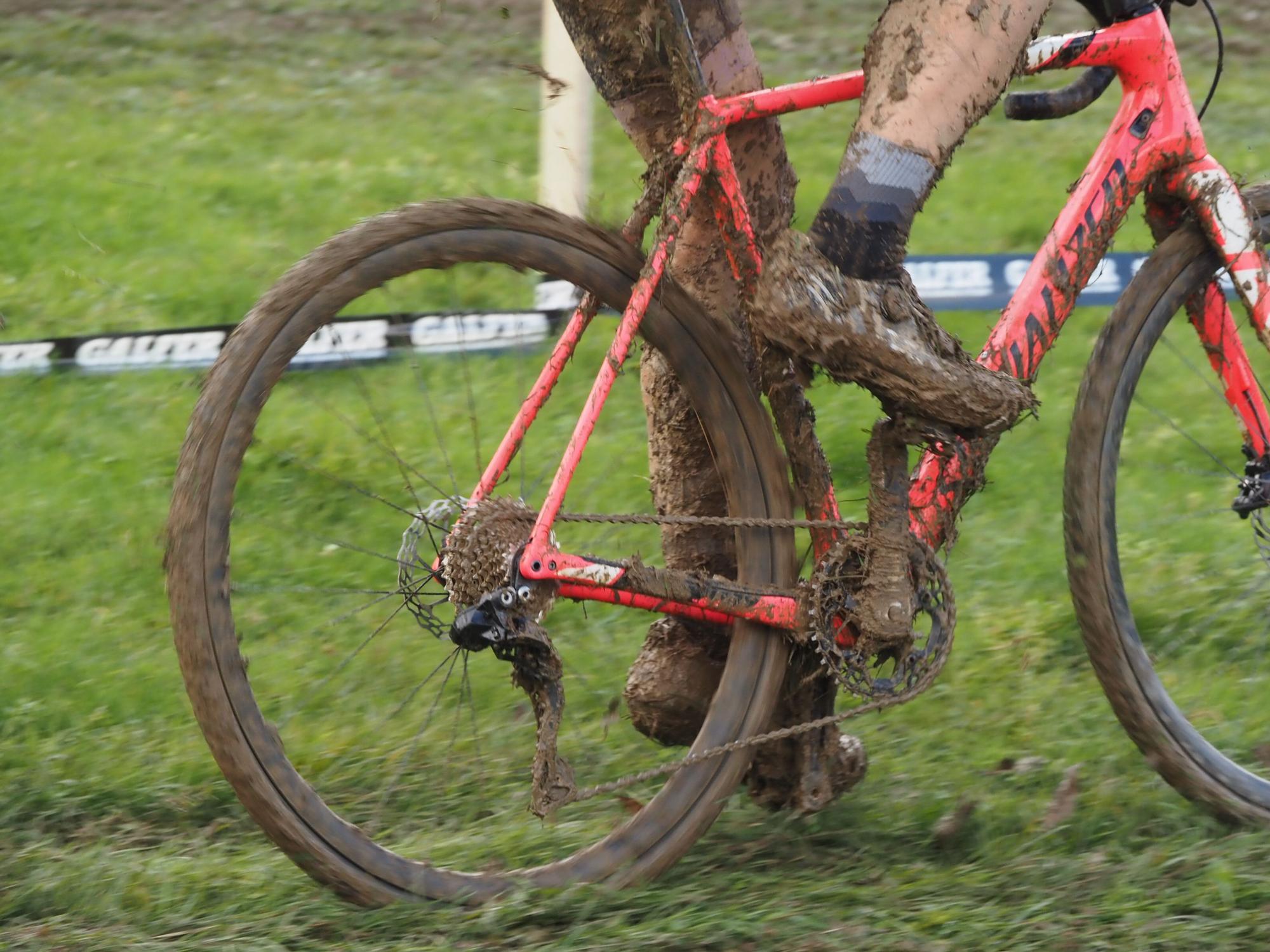 El barro se sumó al espectáculo de ciclocross en Elgoibar