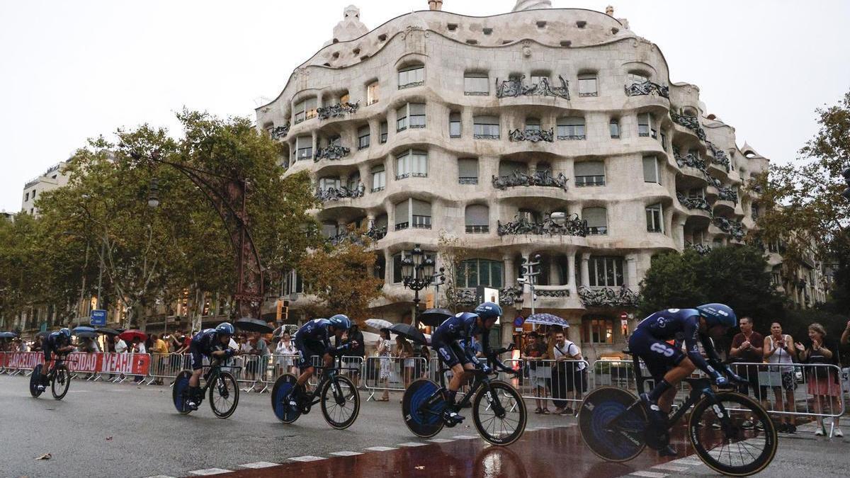 Los corredores del Team DSM-Firmenich pasan por delante de la Pedrera durante la primera etapa de La Vuelta a España
