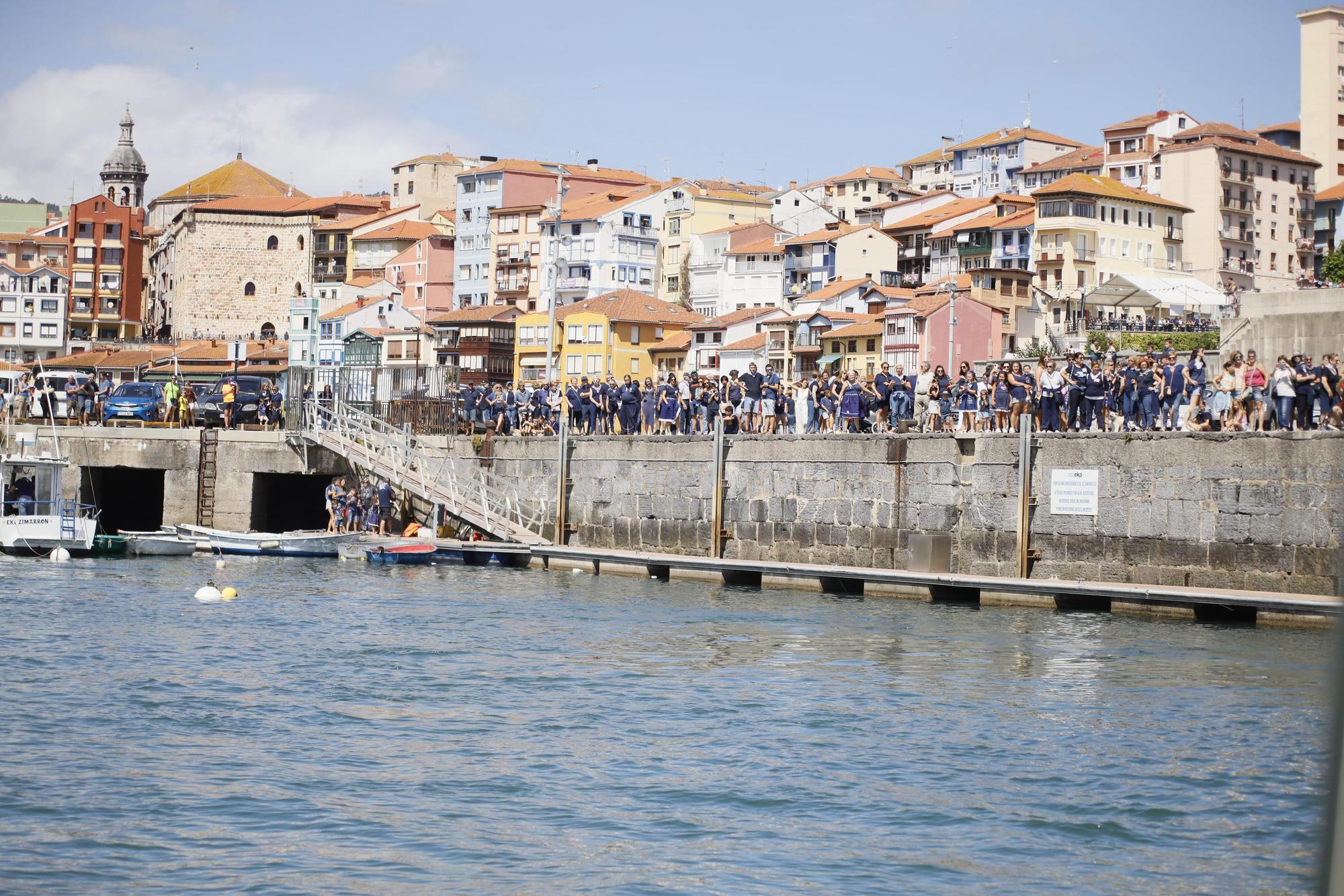 Bermeo cumple con la tradición en Madalenas: lanzamiento de la teja con un recuerdo especial para Palestina