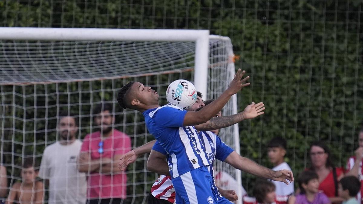 Mariano trata de llevarse un balón en Laguardia