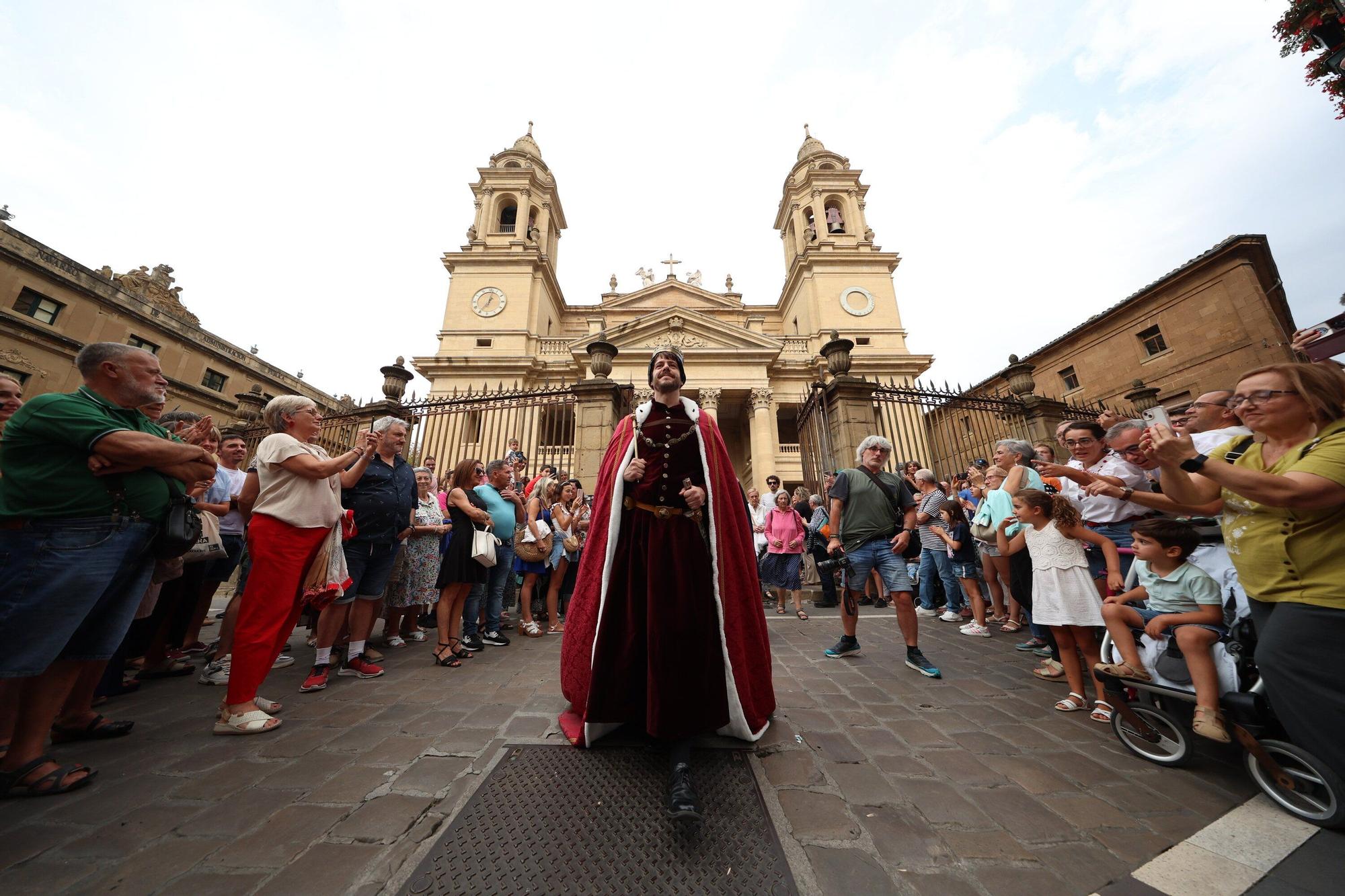Fotos de la ceremonia de coronación de Carlos III, rey que unificó los tres burgos de Pamplona