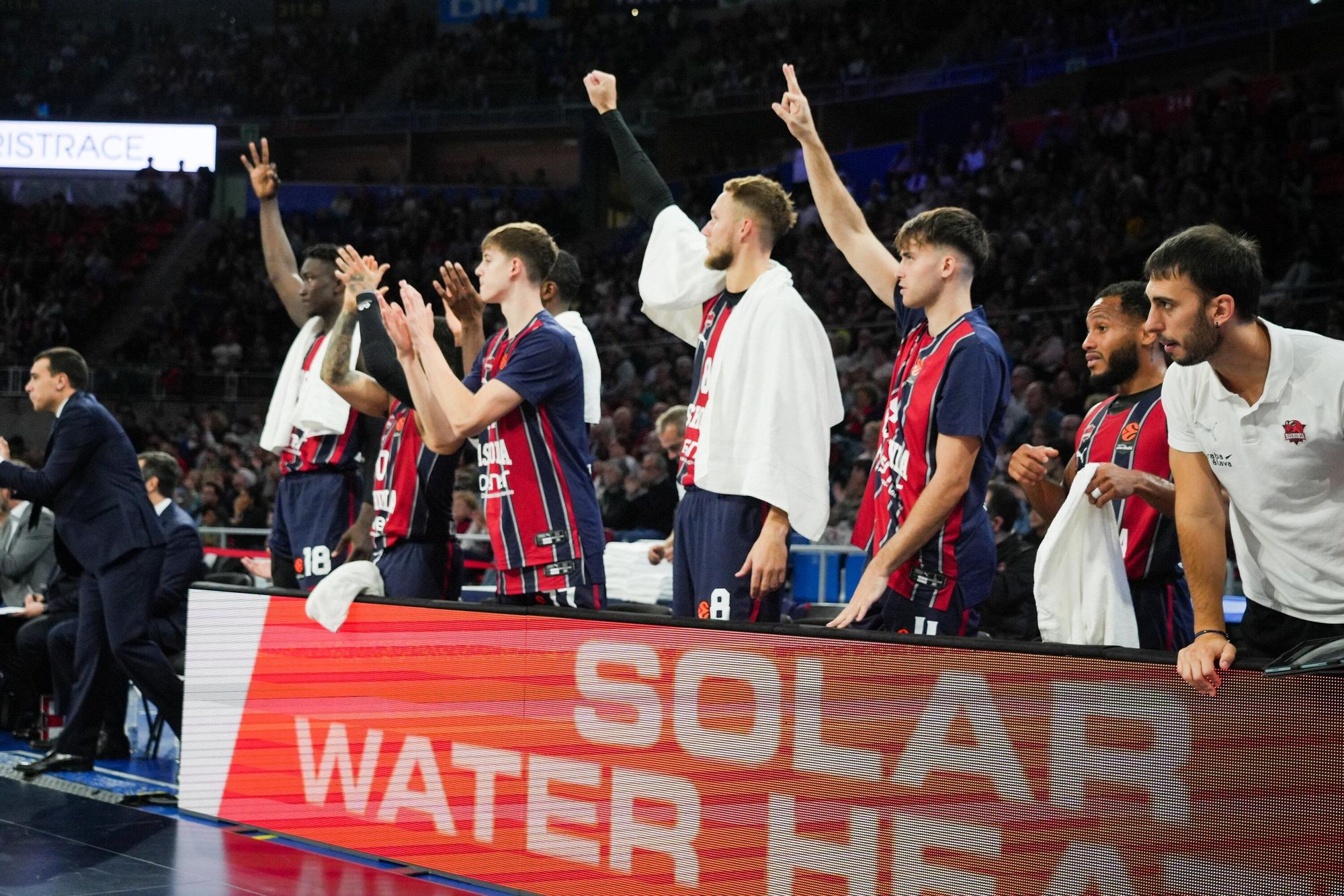 Todas las imágenes del Baskonia - Olympiacos en el Buesa Arena