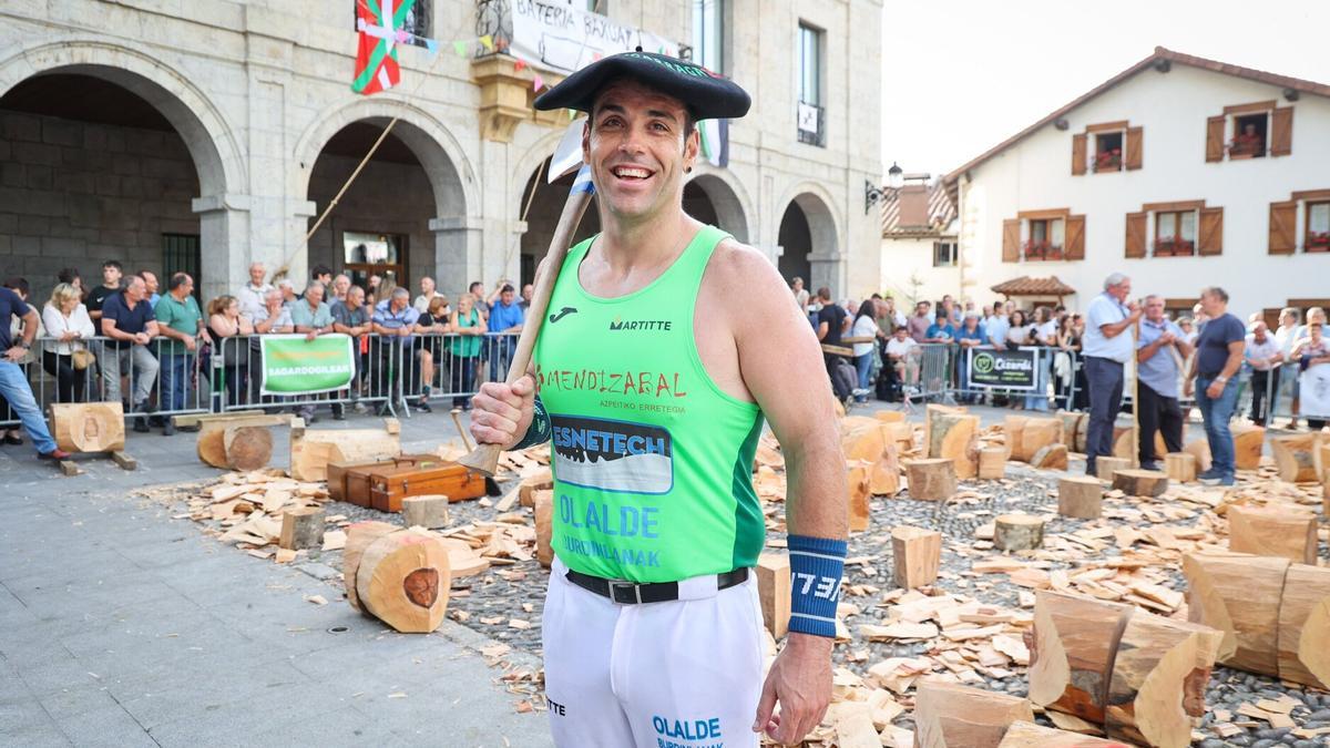 Eneko Otaño, con la txapela de campeón de Gipuzkoa.