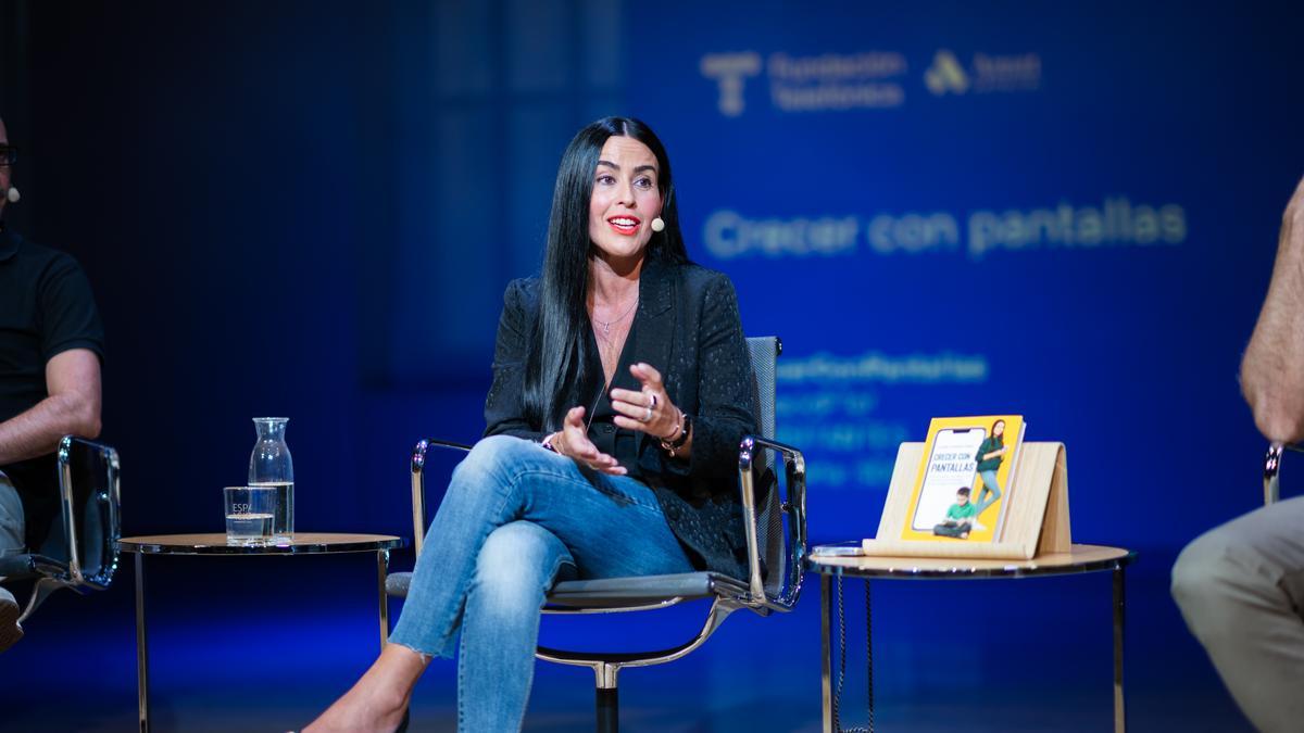 Laura Cuesta en una de sus charlas.