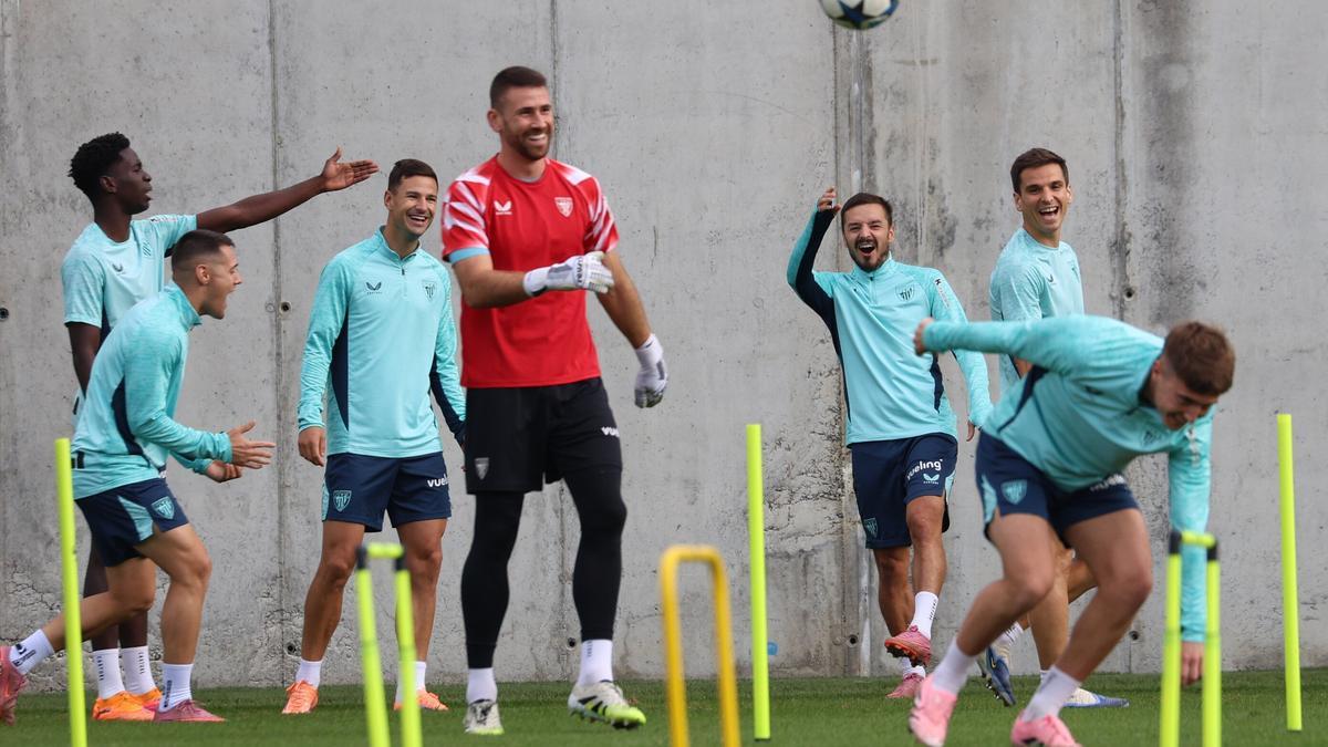 Los jugadores del Athletic en el entrenamiento de hoy en Lezama.
