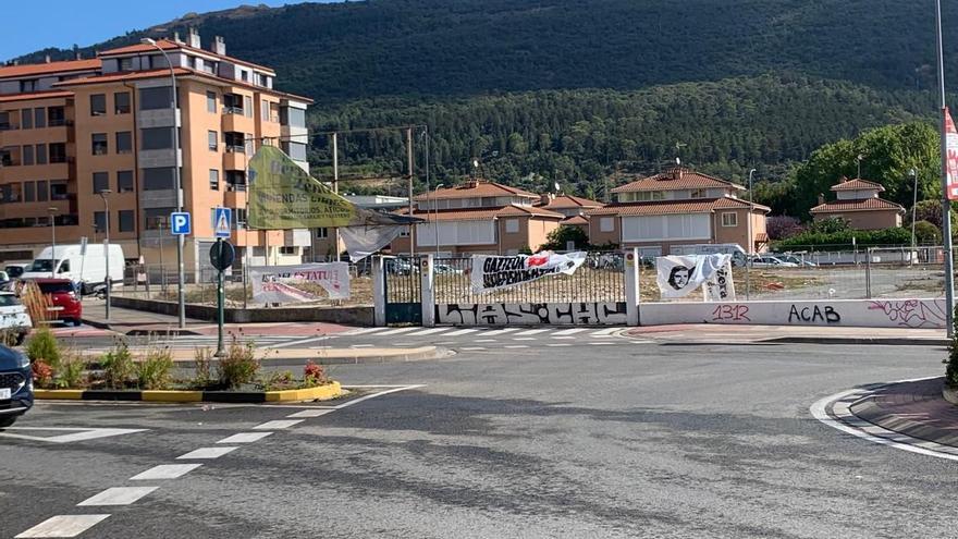 La Policía Foral retira una pancarta en Berriozar contra Israel, a la vez que quitaba otra contra Txiki y Otaegui