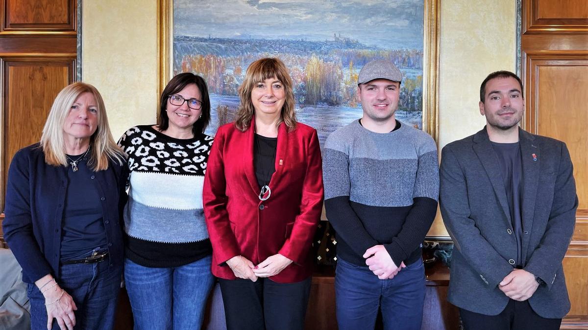 De izquierda a derecha, Raquel Belzarena, Concejo de Eugi; Begoña Cantero, Concejo de Zubiri; vicepresidenta Ana Ollo; Guillermo Larrayoz, alcalde del Ayuntamiento de Esteribar; y el director general de Acción Exterior, Sergio Pérez