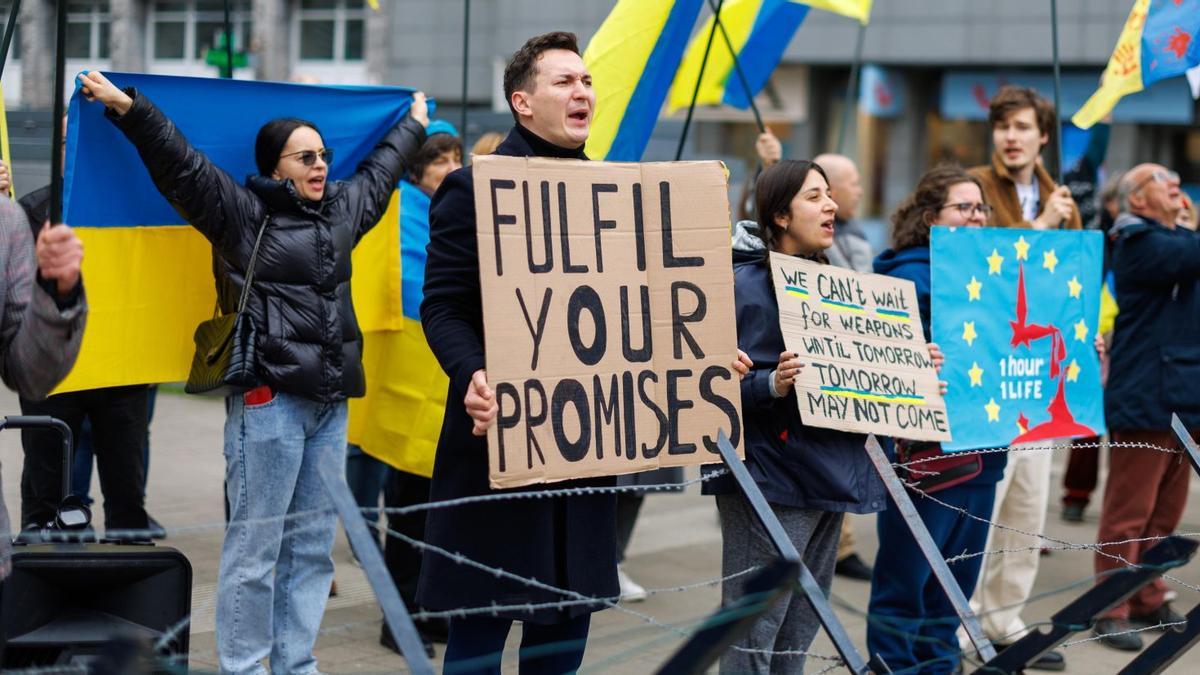 Manifestantes en favor de Ucrania se concentraron ayer en Bruselas para reclamar más compromiso de la UE.