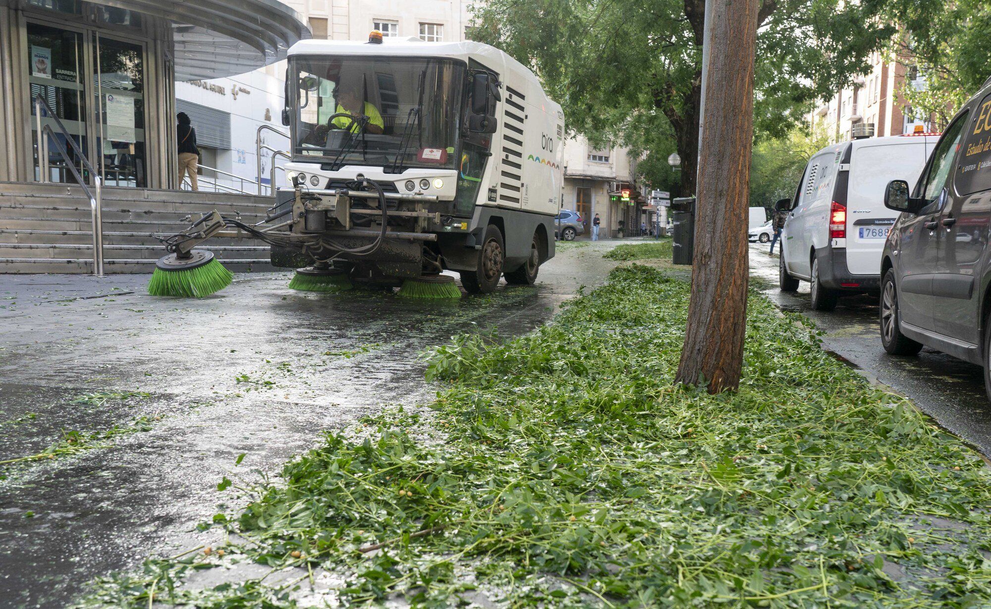 En imágenes: Así ha amanecido la capital alavesa tras la espectacular granizada
