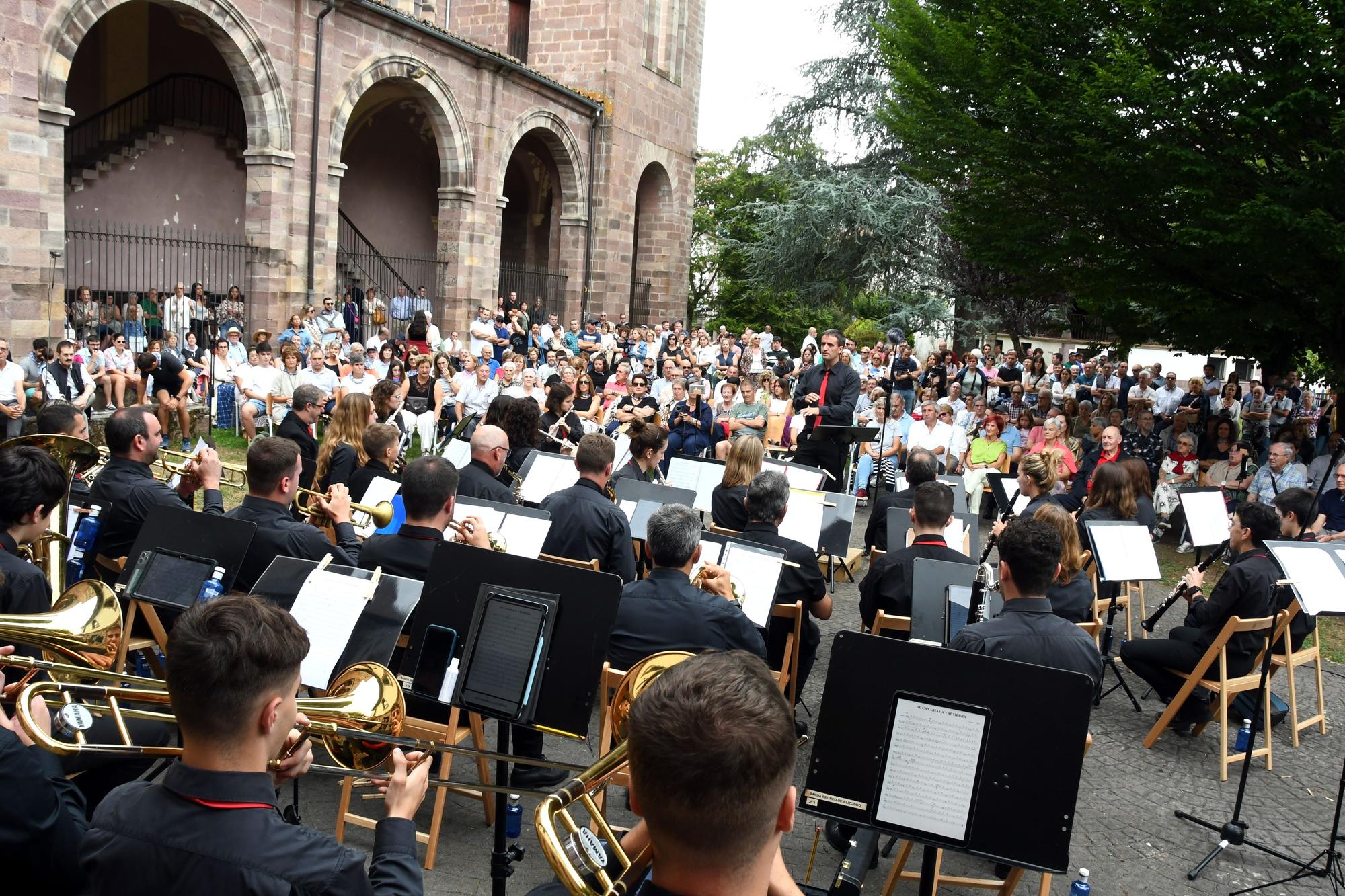 Día de aitetxis y amatxis en Elizondo con concierto de la Banda Recreo