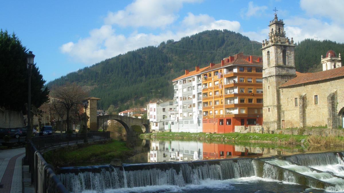 El río Cadagua, a su paso por la villa desde el paseo Martín Mendia.