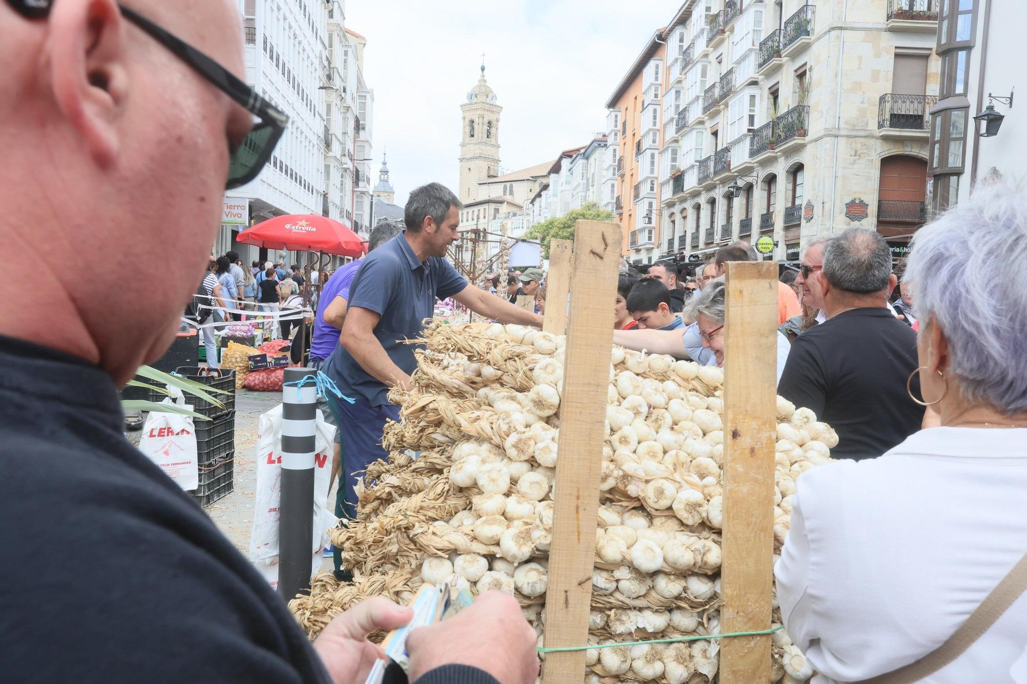 En imágenes: La feria de ajos atrae a los vitorianos un año más