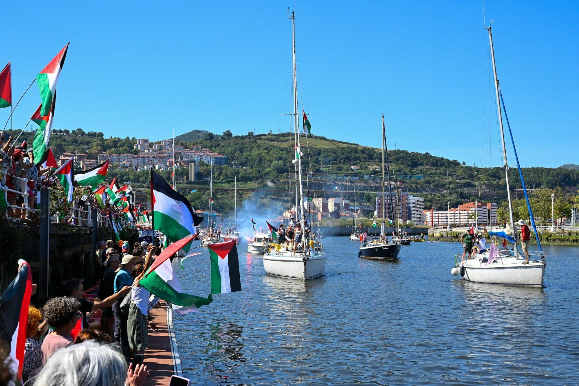 En imágenes: marcha marítima por la ría en solidaridad con Palestina desde Santurtzi