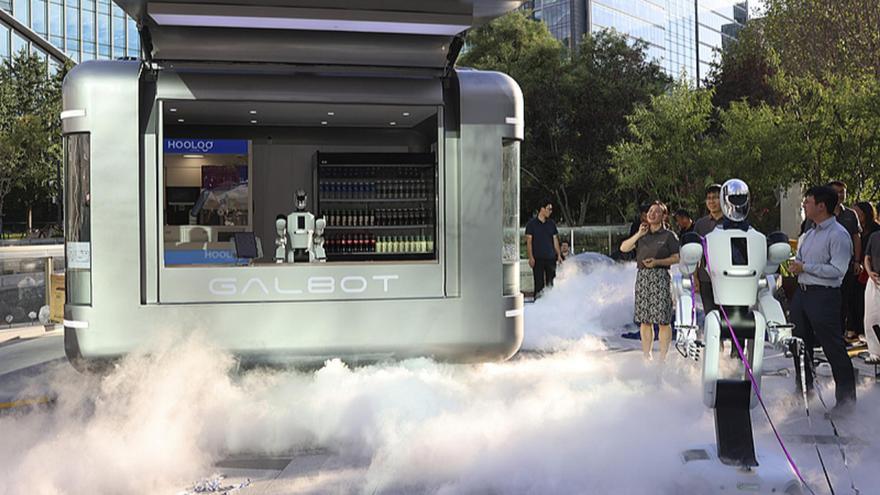 China inaugura la primera tienda de robots humanoides que bailan, boxean o que hacen masajes