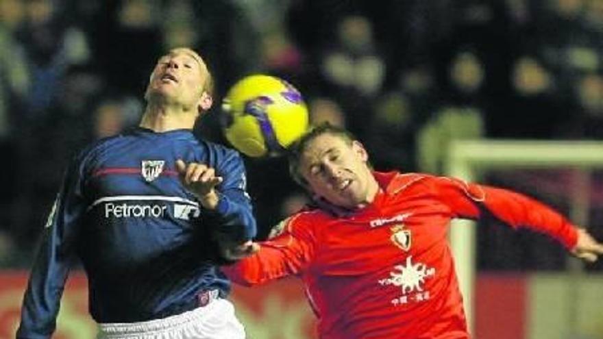 Gaizka Toquero y Nacho Monreal pugnan por un balón aéreo durante la eliminatoria de Copa en la temporada 2008-09.