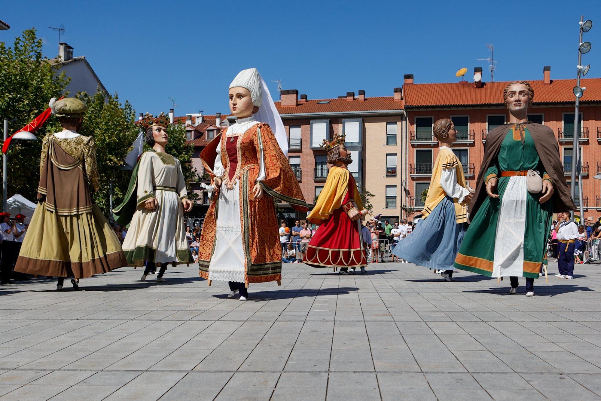 Gigantes, gaiteros y grupo de danzas Idoskia en Villava-Atarrabia