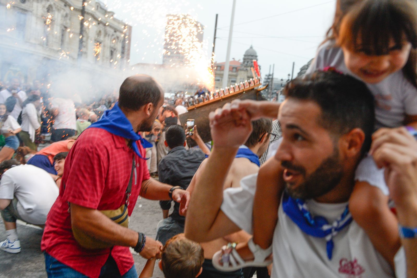 En imágenes: apertura de txosnas y toro de fuego