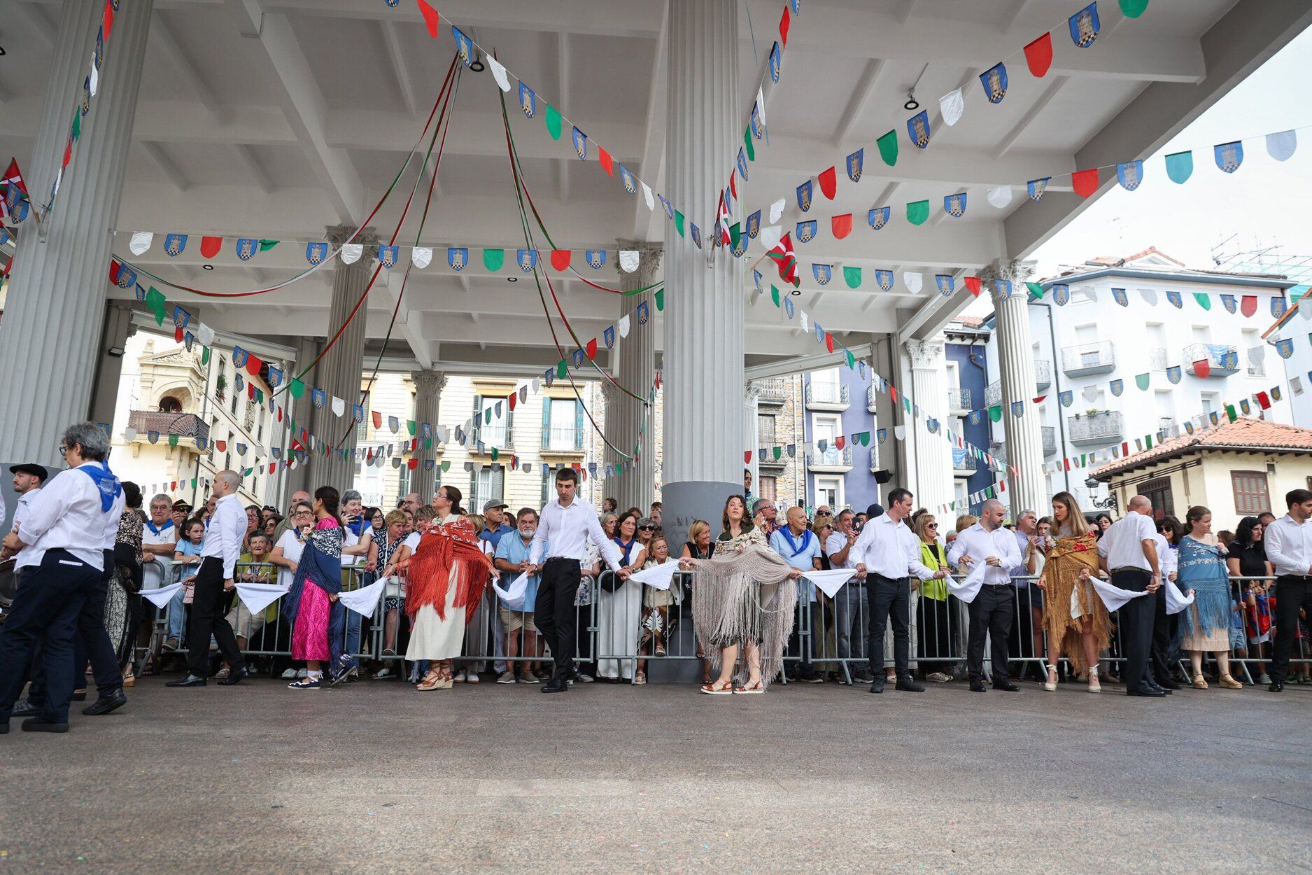 Emoción en Ordizia con el baile de los Santaneros