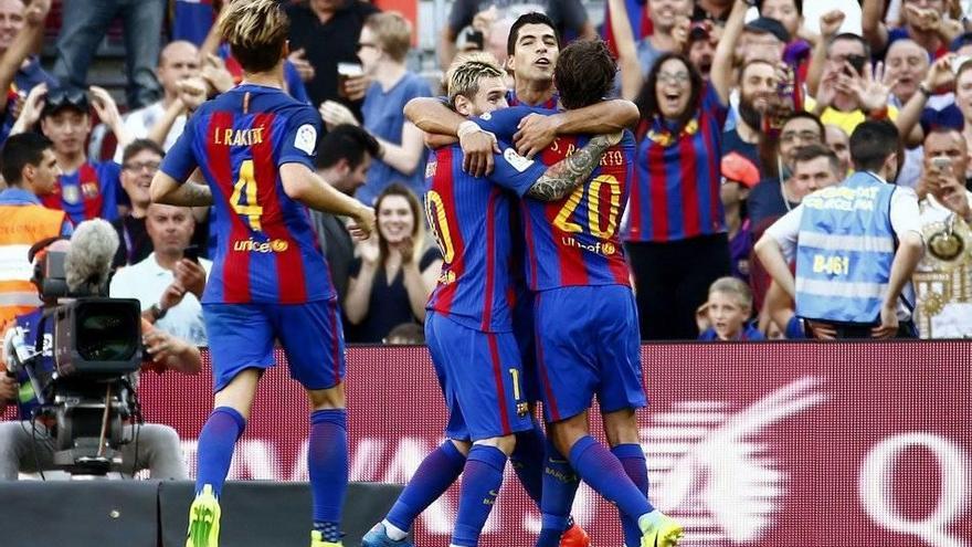 Messi y Luis Suárez se divierten a costa del Betis