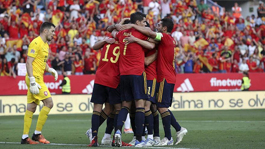 Los jugadores de la selección celebran uno de los tantos ante la República Checa.