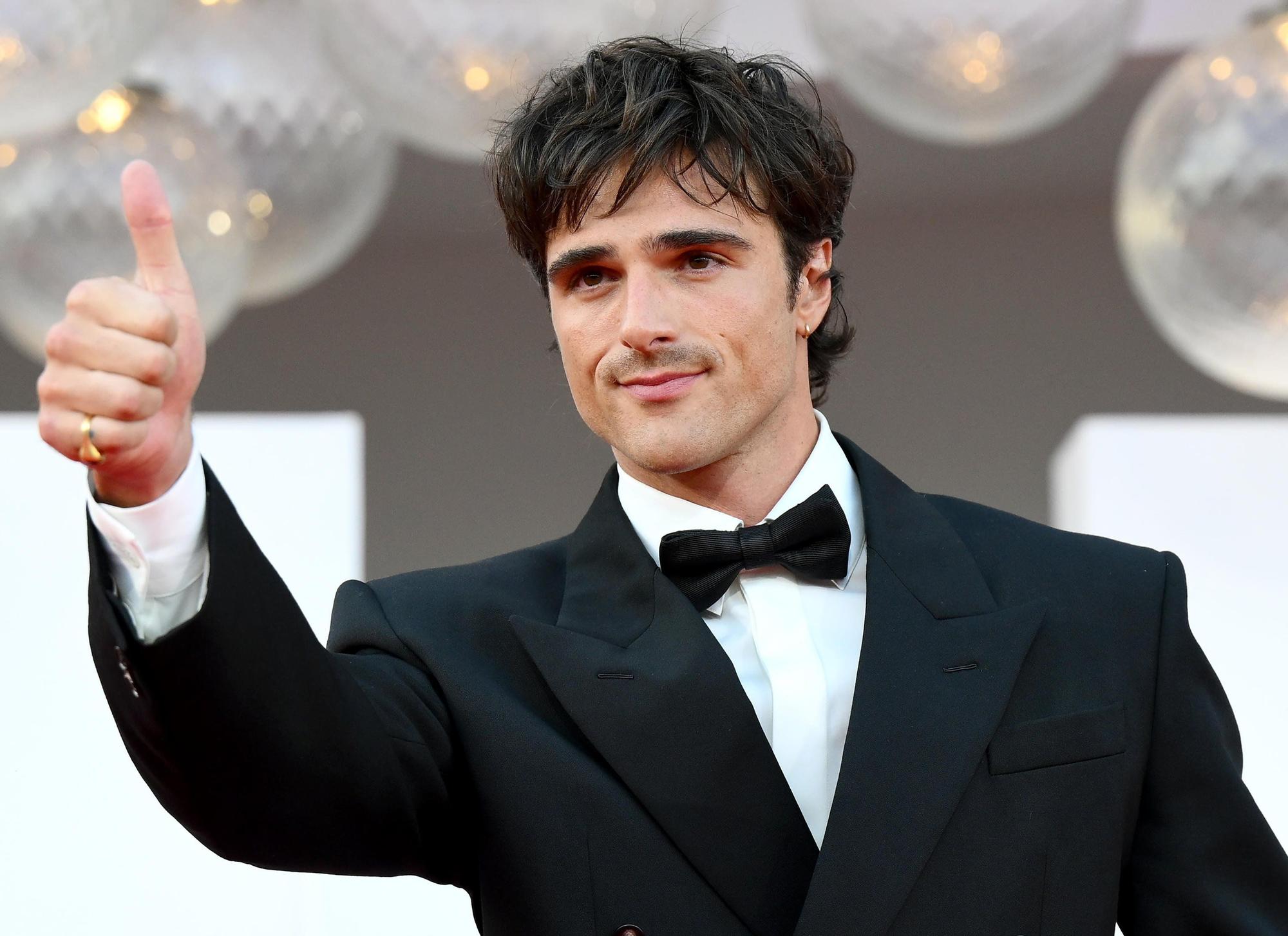 En fotos: el paseo triunfal de Jacob Elordi por la alfombra roja de Venecia