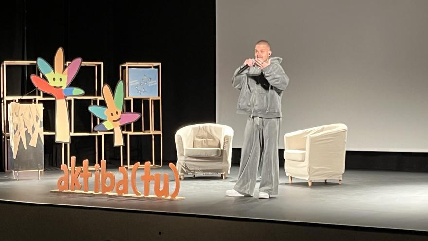 El rapero Arkano comparte su experiencia como víctima del acoso con alumnos de Gasteiz
