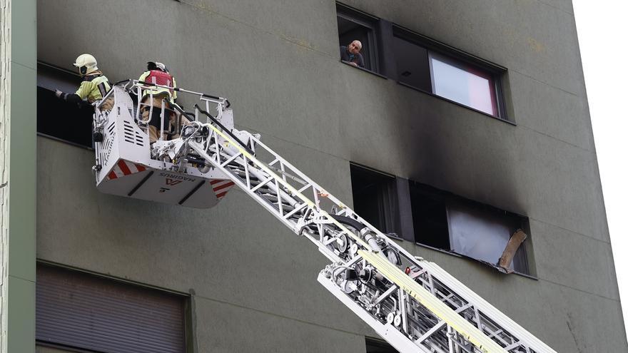 Herido muy grave un vecino de Barakaldo tras precipitar por la ventana en el incendio de su piso