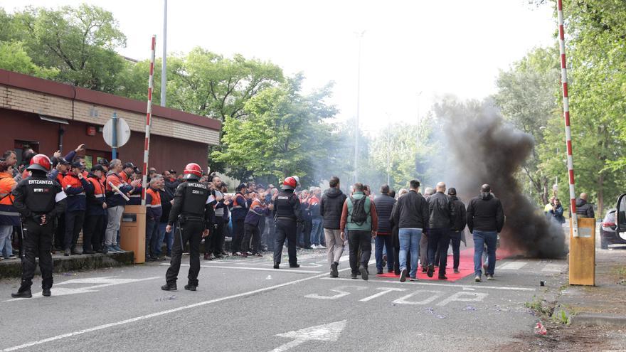 Tensión sin incidentes en Amurrio ante la asamblea de Tubos Reunidos que vota ya sobre la huelga